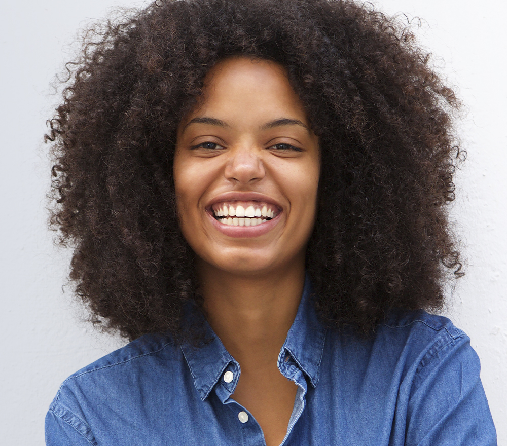 Una mujer sonriendo